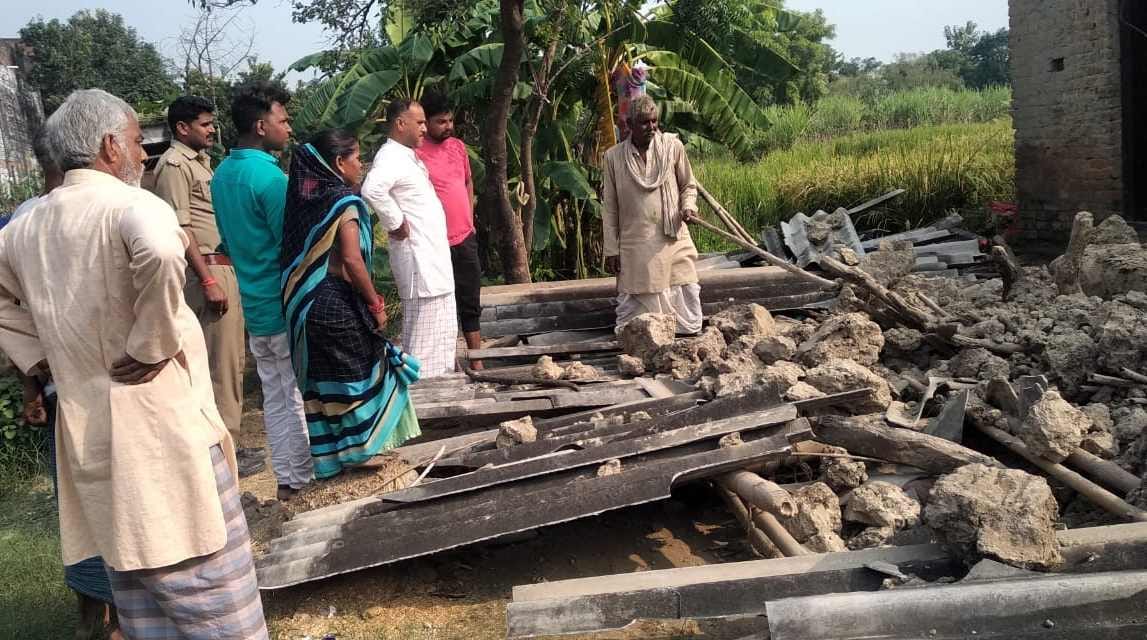 kutcha houses collapsed, two elderly people died after being buried