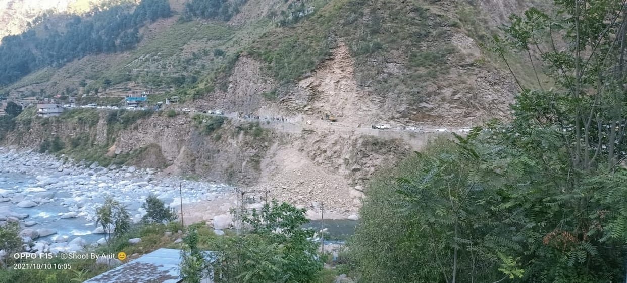 Vehicles stuck on NH near Maihala bridge for hours