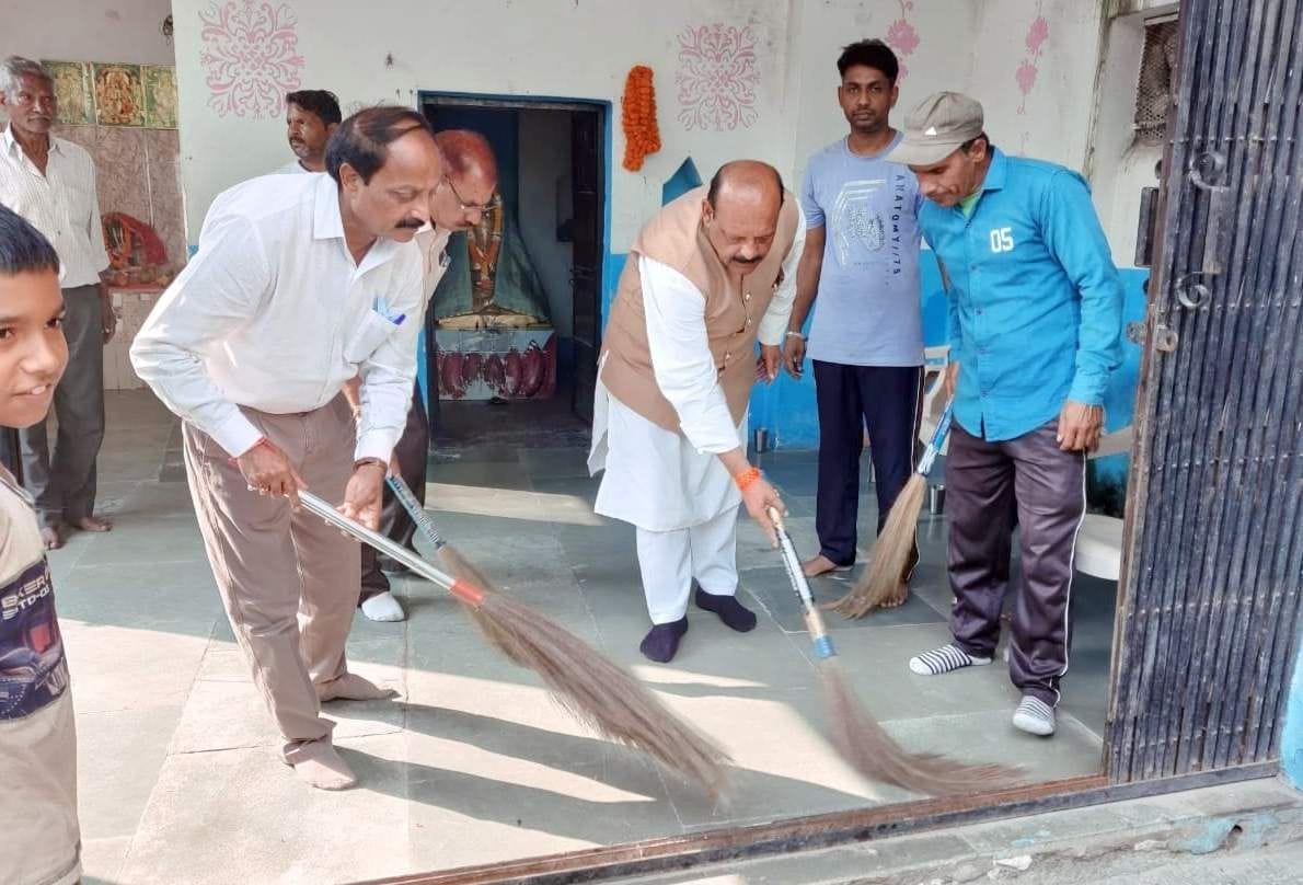 Congress cleaned the Valmiki temple