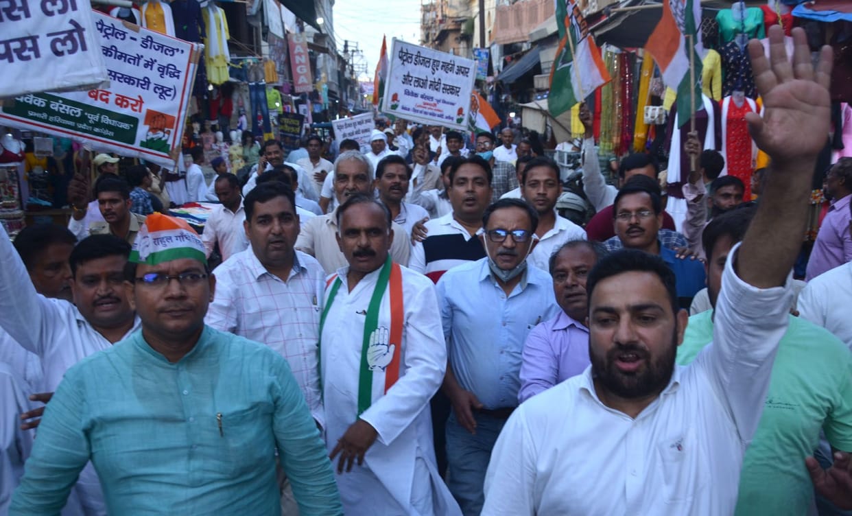 Aligarh: Congressmen furious over petroleum price hike, took out procession