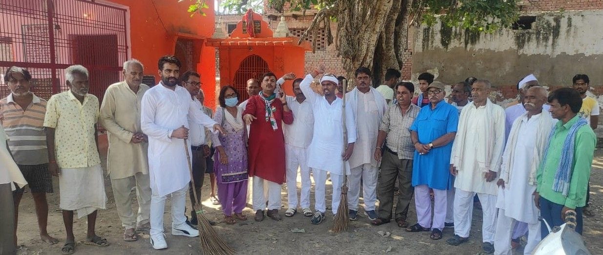 Hathras: Congressmen launched cleanliness campaign in Valmiki temple and Gandhi Park