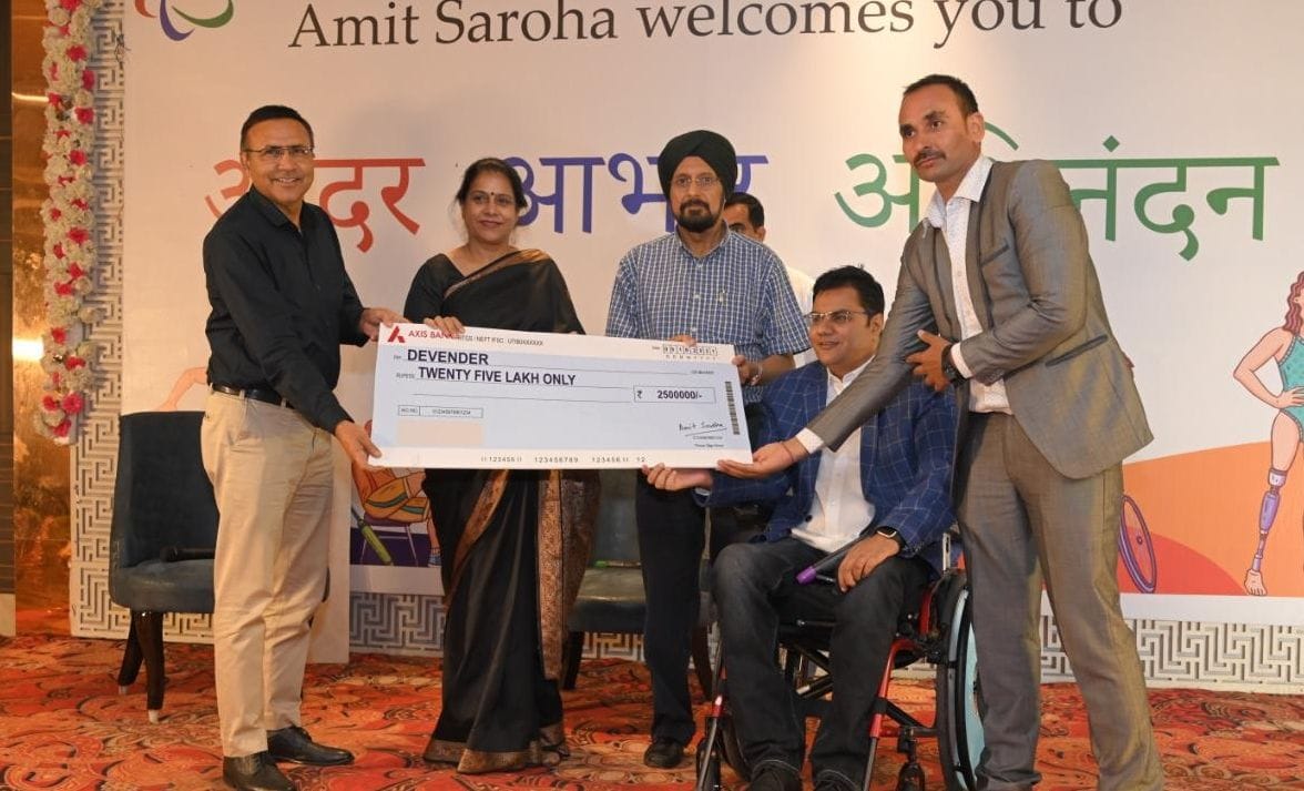 Paralympian Amit gave checks of 5 lakh rupees to colleague and personal trainer