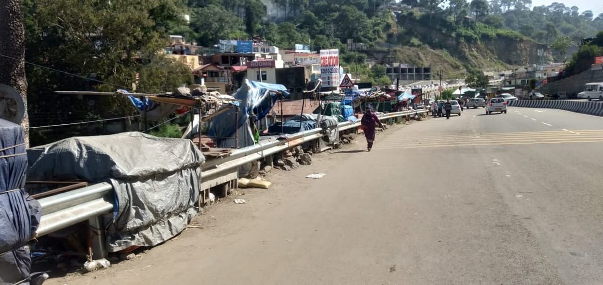 People themselves start removing illegal encroachments on the sides of Kalka-Shimla NH