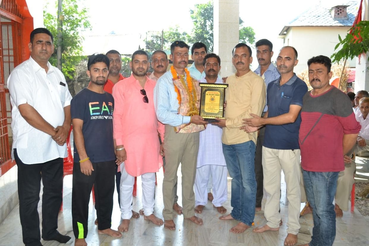 Havildar Rajveer honored on receiving police medal