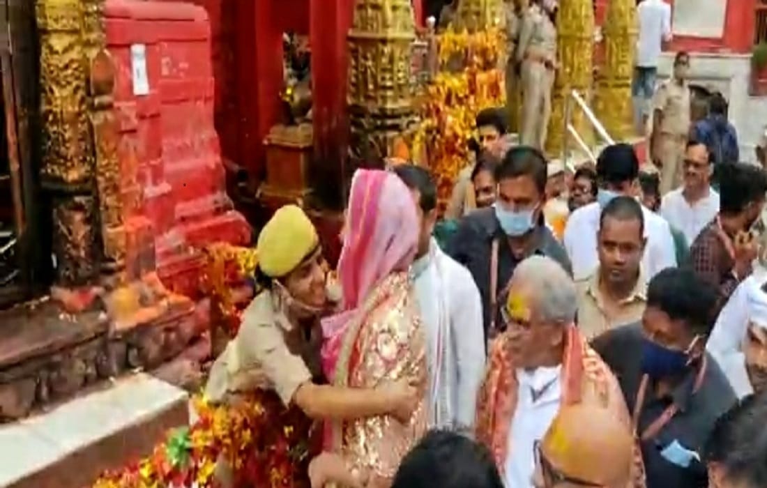 kisan nyay rally in varanasi priyanka Gandhi hugged lady constable in durgakund temple said  good luck