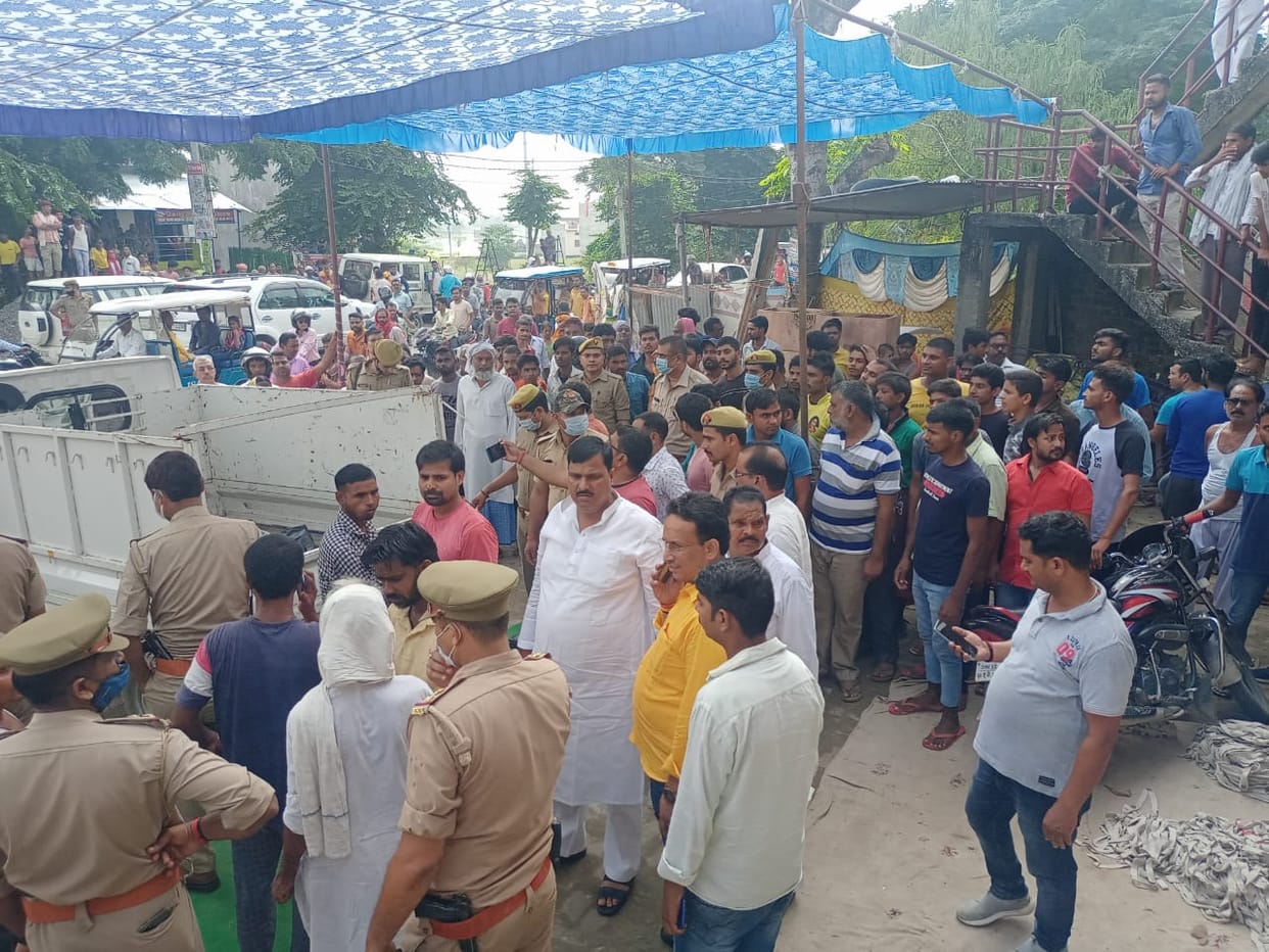 youth committed suicide by shot himself after girl murder in ballia sensation due to double murder