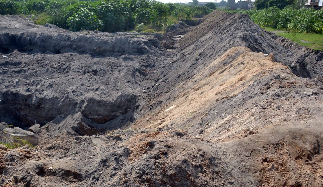 Demonstration of the residents of Dayanand, troubled by the ashes of the mill
