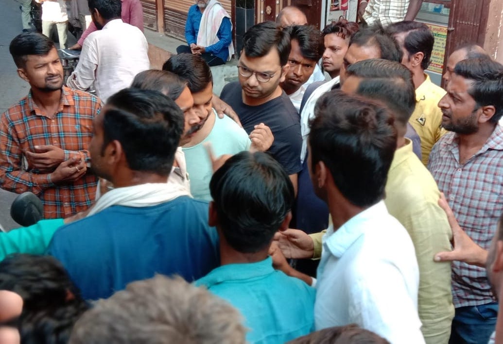 Uproar over the gathering of laborers in Mohalla Rajowala