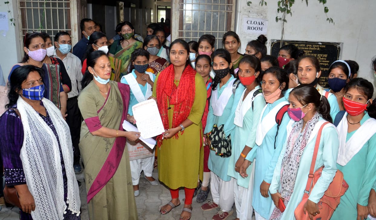 Aligarh: Failed girls in TR College again showed their anger
