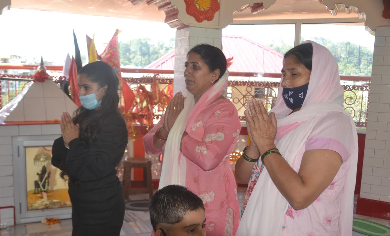 People thronged to temples and bazars on fourth Navratra in Solan