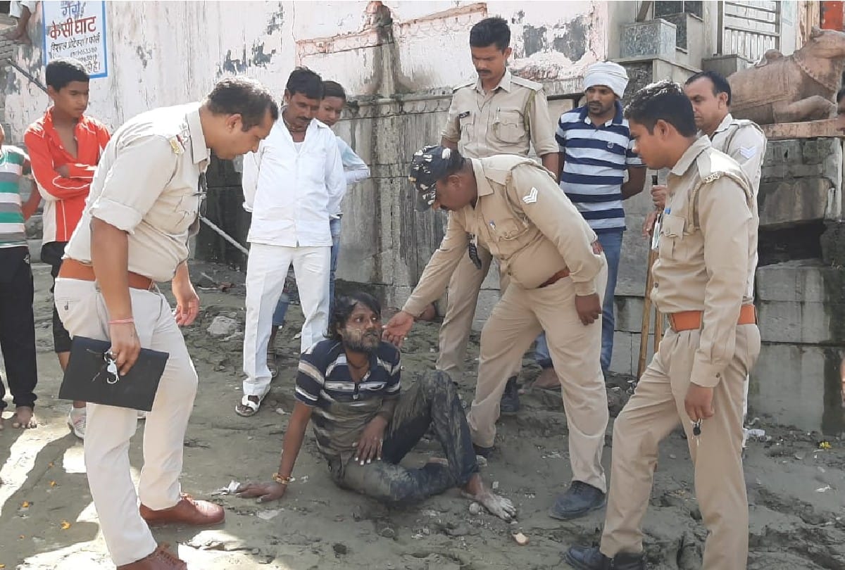 driver saves man life who drowning in Yamuna bath in Vrindavan