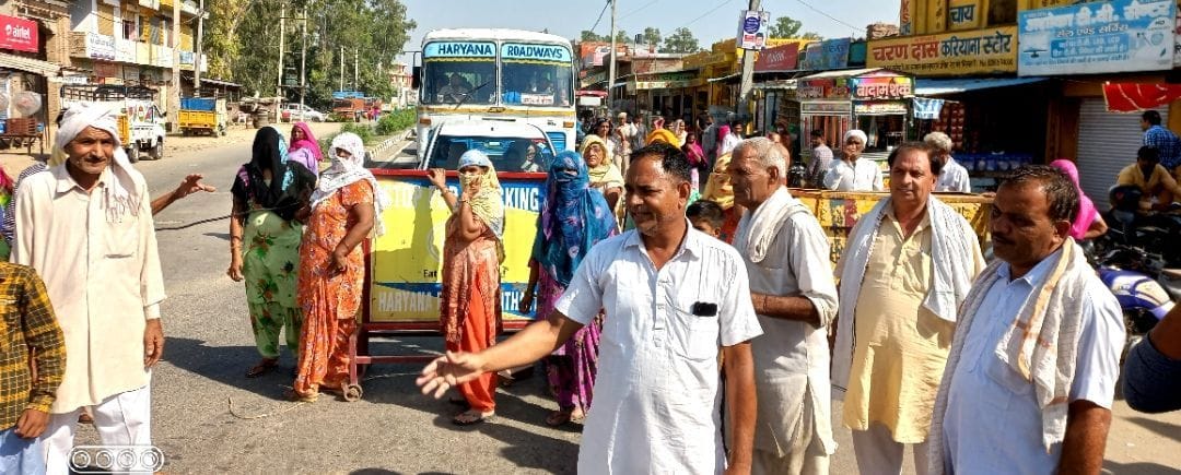 People upset due to the problem of drinking water jammed