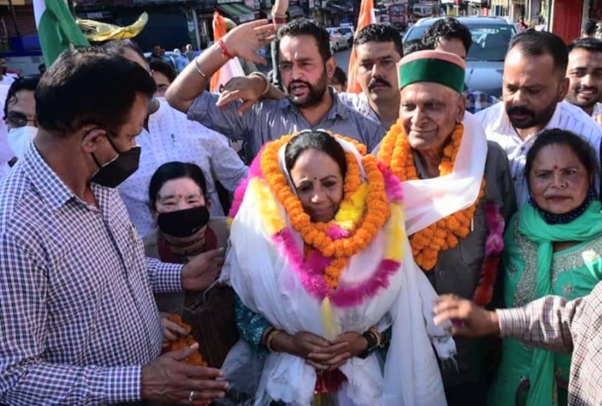 mandi parliamentary constituency by election: Congress candidate pratibha singh pays obeisance at baijnath shiv mandir