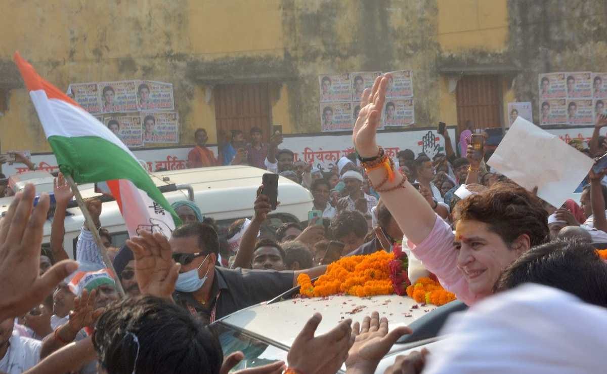से किसान न्याय रैली के बाद जनता का अभिवादन करतीं प्रियंका गांधी।
