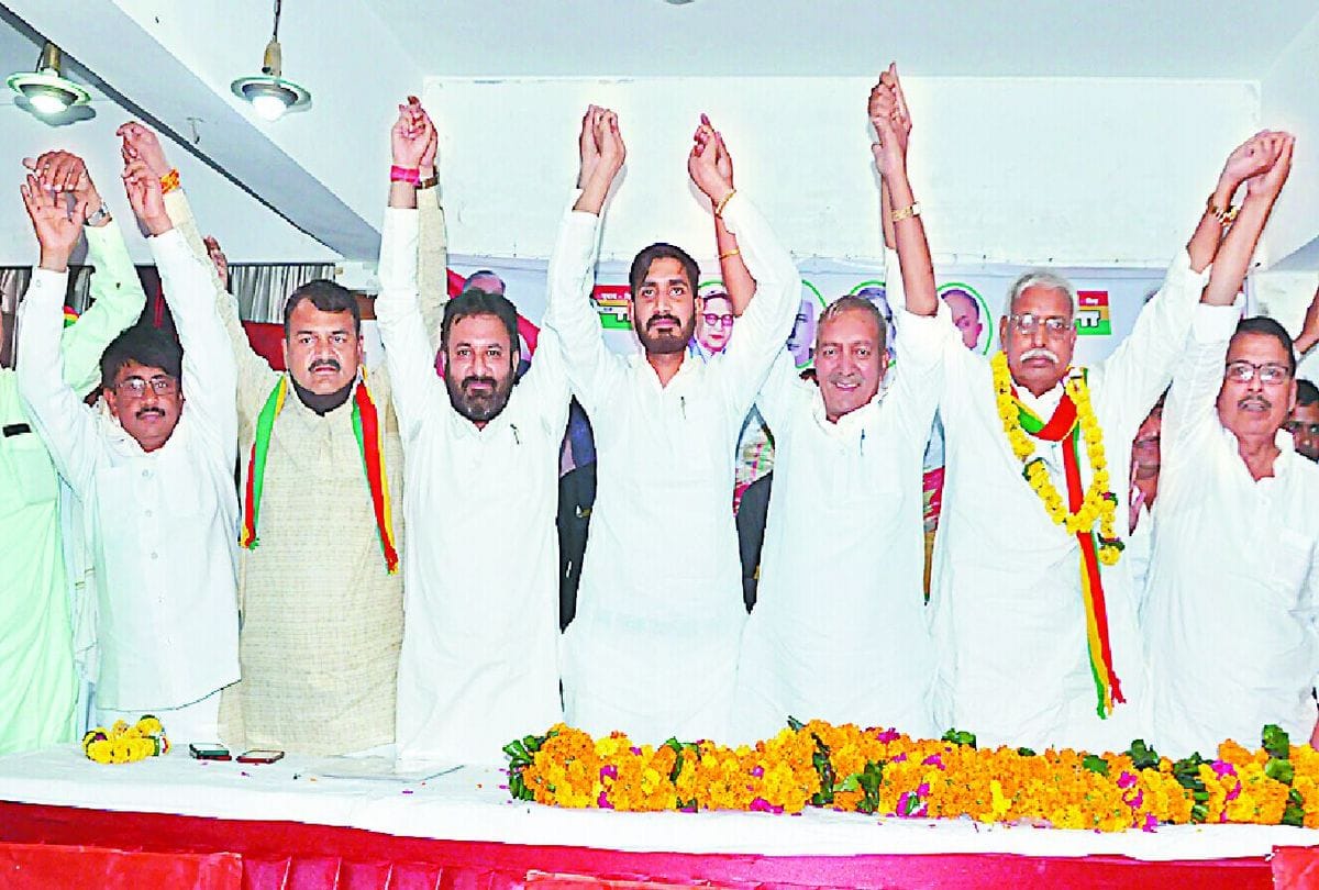 shivpal yadav son aditya yadav meeting with party workers in agra