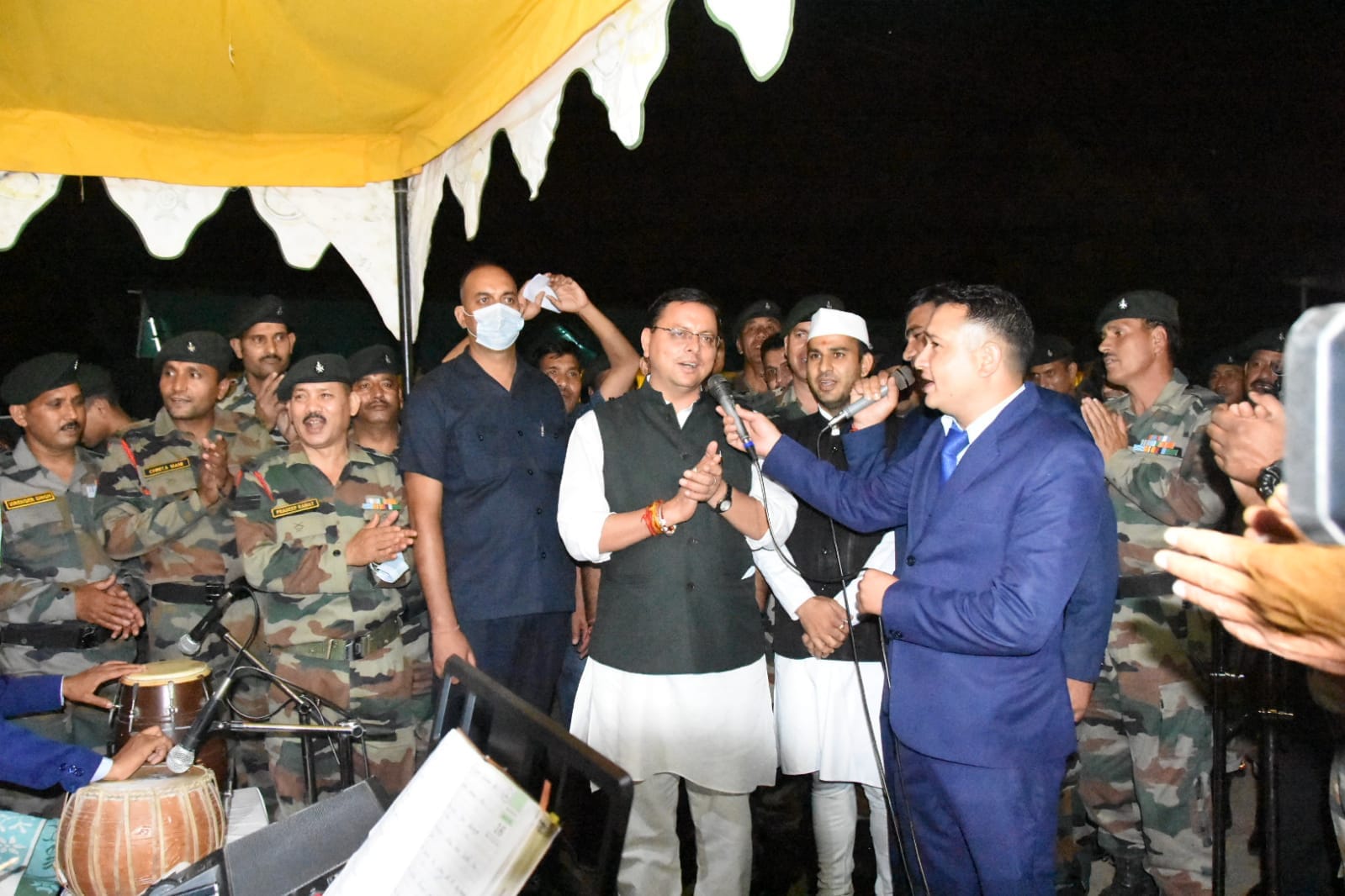 Territorial Army Day: Chief Minister Pushkar Singh Dhami danced among soldiers, sang Bedu Pako Barmasa song, photos
