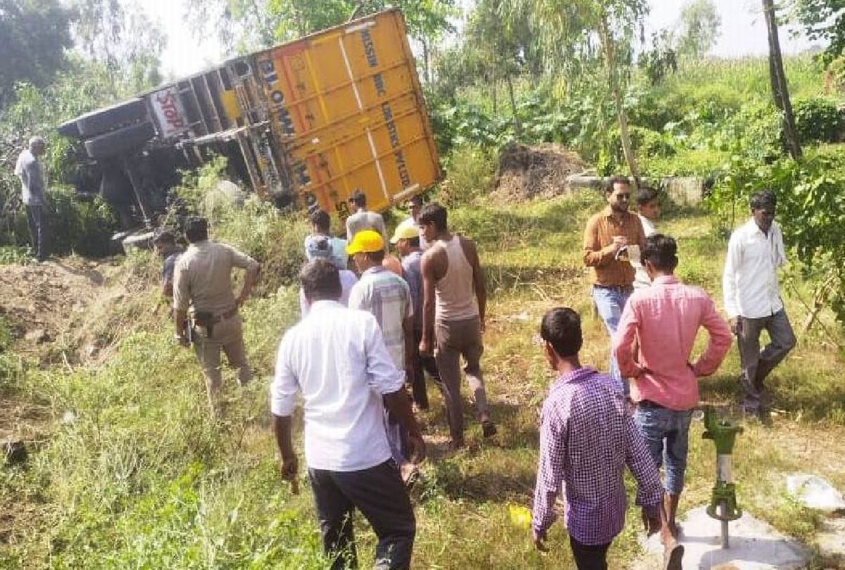 two killed and four injured after uncontrolled truck hit several vehicles in kasganj