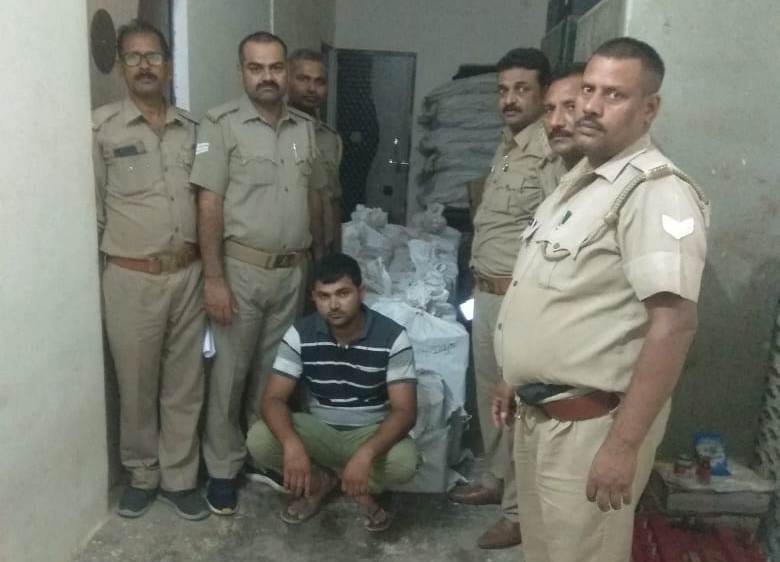 Country liquor was being sold by mixing water, the salesman of the shop arrested