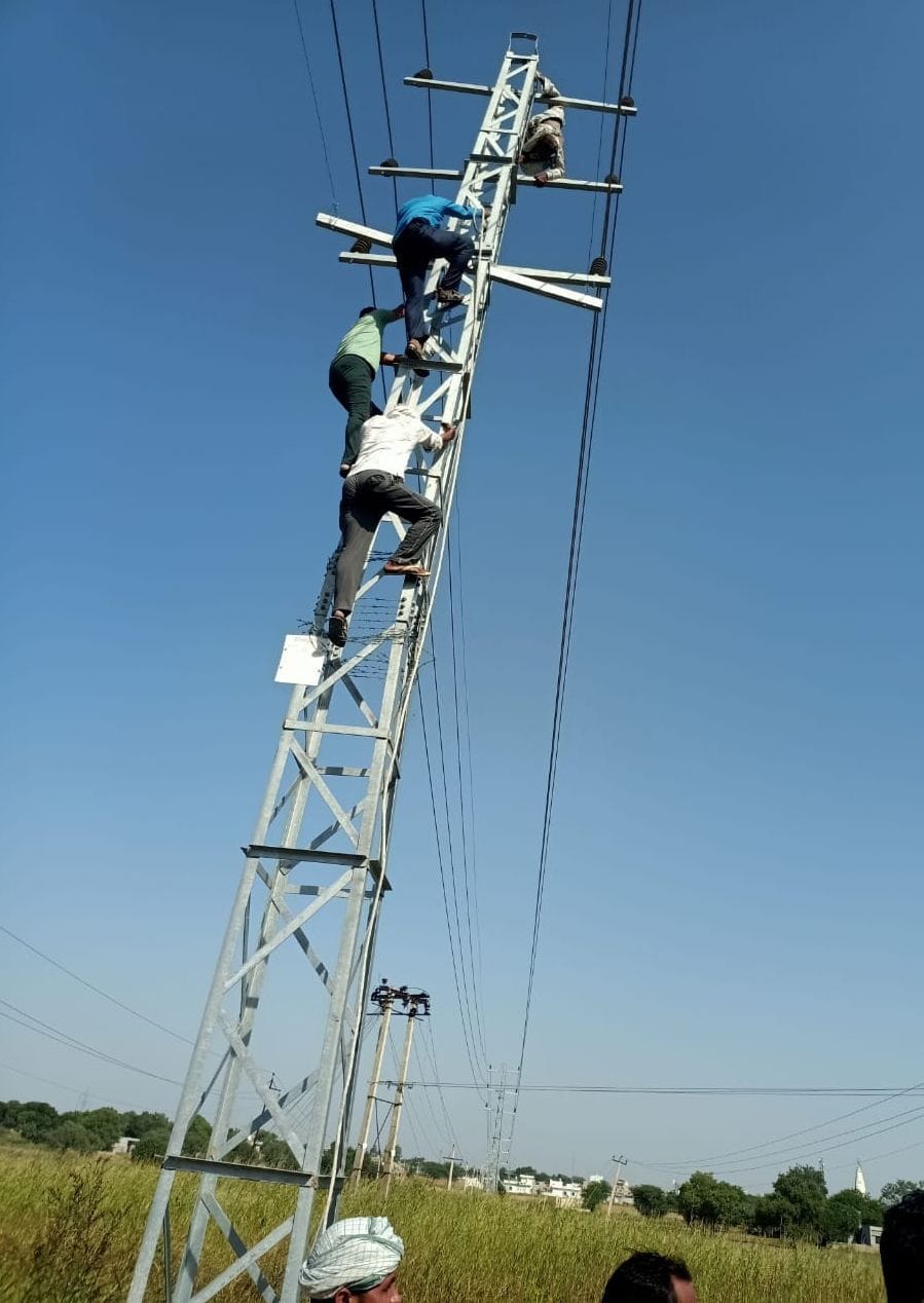 Young man climbed the pole of 33 KV line after drinking alcohol, felt current
