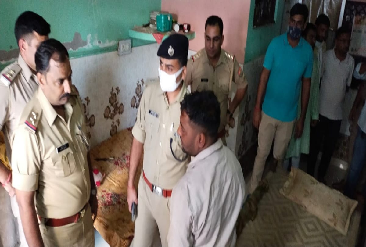 Woman murdered in Ghaziabad Loni three-year-old innocent was crying standing near dead body of mother