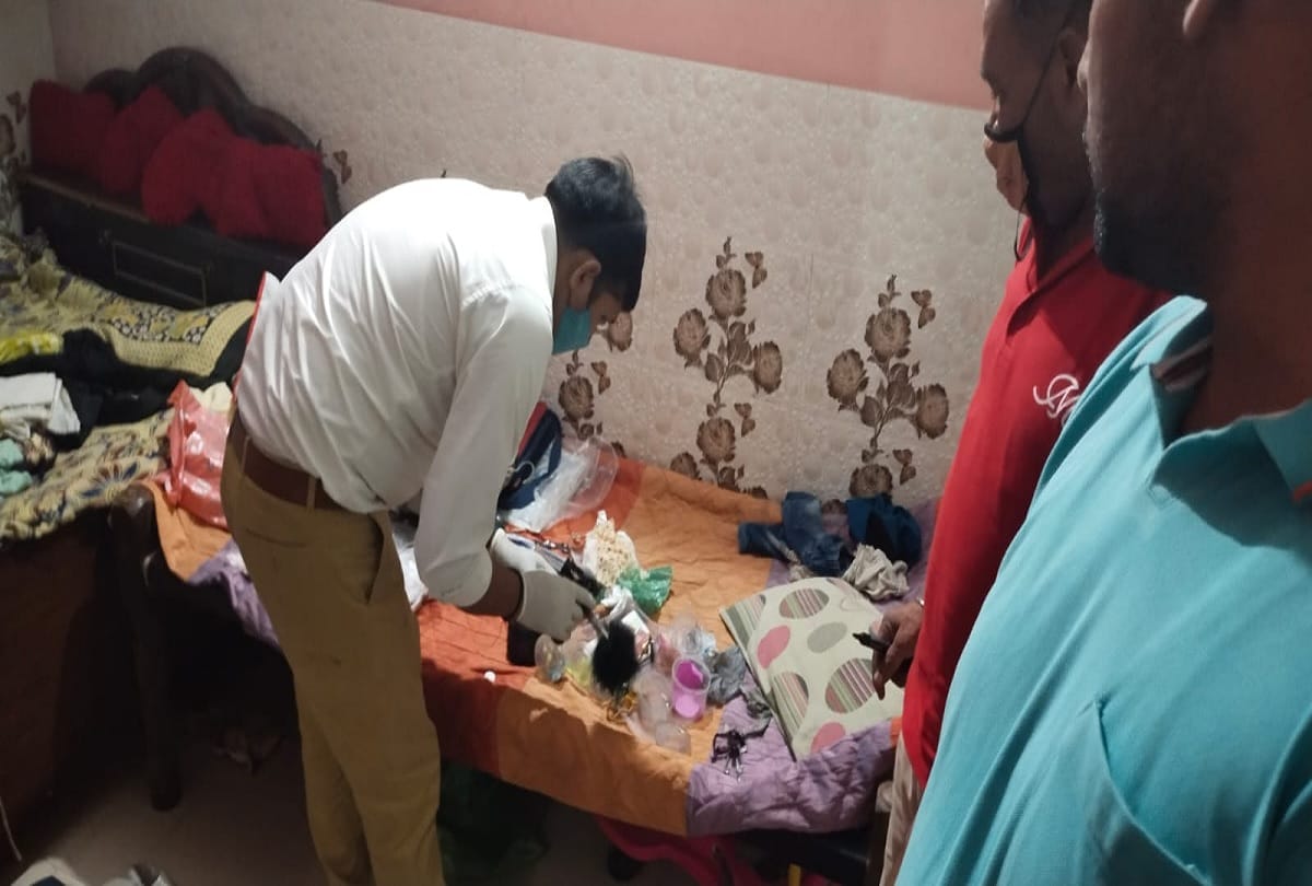 Woman murdered in Ghaziabad Loni three-year-old innocent was crying standing near dead body of mother