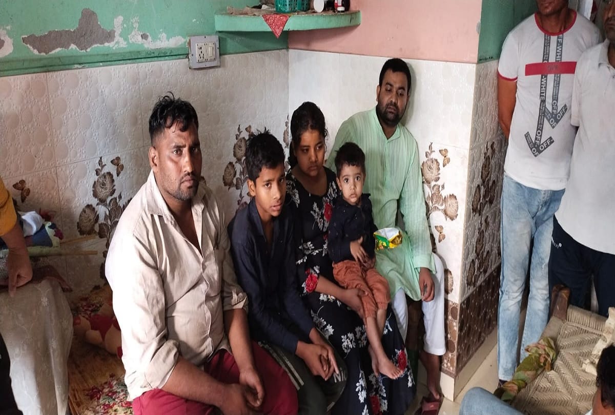 Woman murdered in Ghaziabad Loni three-year-old innocent was crying standing near dead body of mother