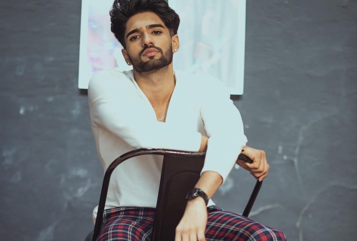 Zeeshan Khan get angry on calling him terrorist as he shared his pictures with black outfit