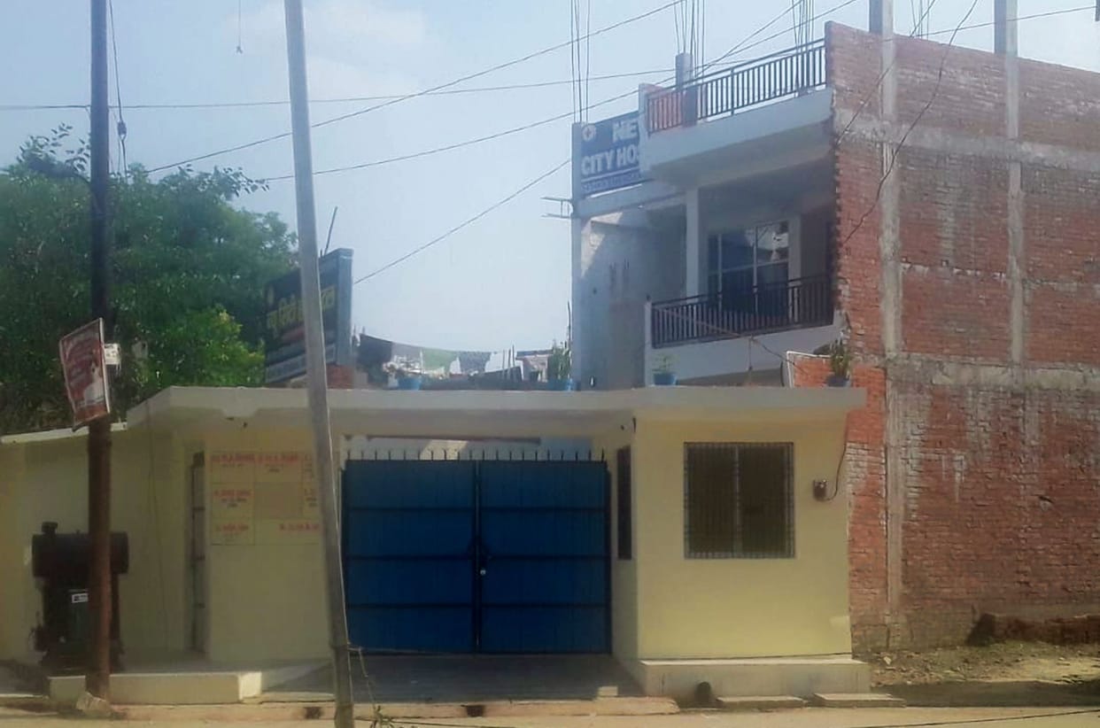 Staff absconding after locking the hospital
