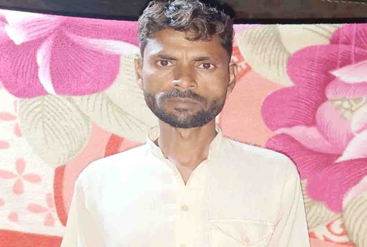 Mahoba: Muslim youth has been worshiping mother Bhagwati in the temple for 15 years