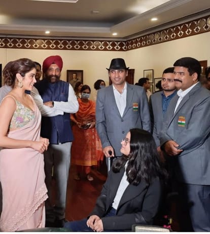 Proud moment: Jhanvi Kapoor met para athletes, said - you made everyone proud