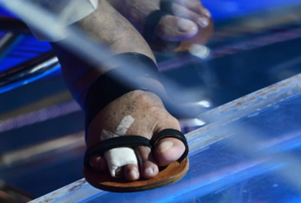 Kbc13: Amitabh Bachchan fractured his toe, performed the show wearing slippers on the suit