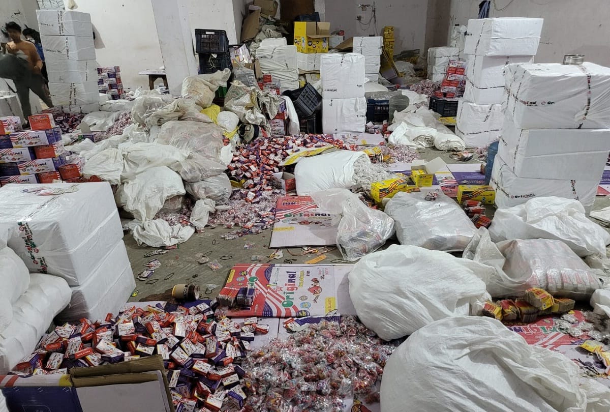 Illegal firecracker factory busted three arrested 400 cartoon firecrackers supplied daily in Delhi-NCR