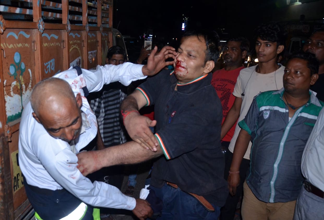 Aligarh : Tempo driver beaten to traffic police, uniform torn