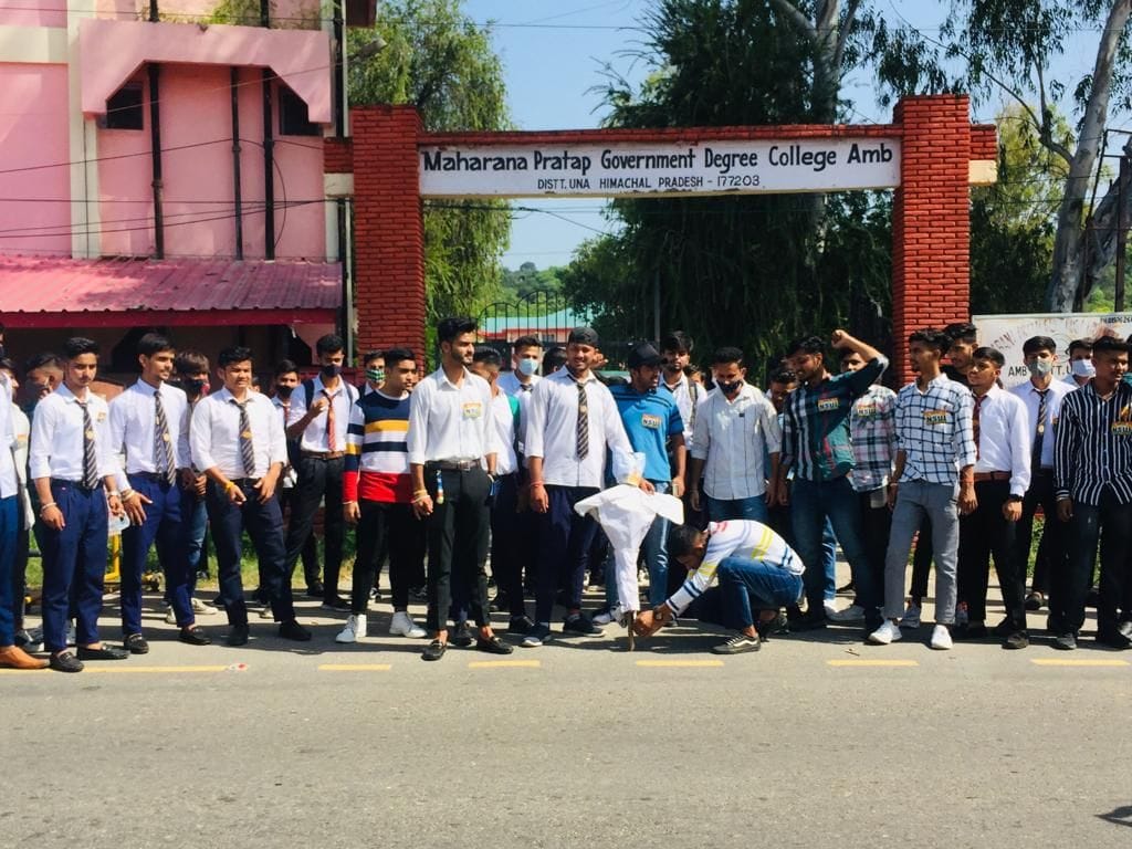 NSUI workers burnt the effigy of the in-charge