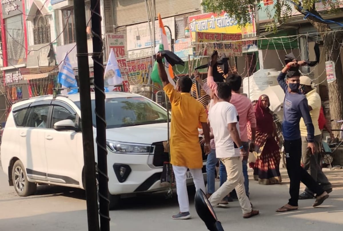 Attack on Sanjay Singh's kafila in Ambedkarnagar.