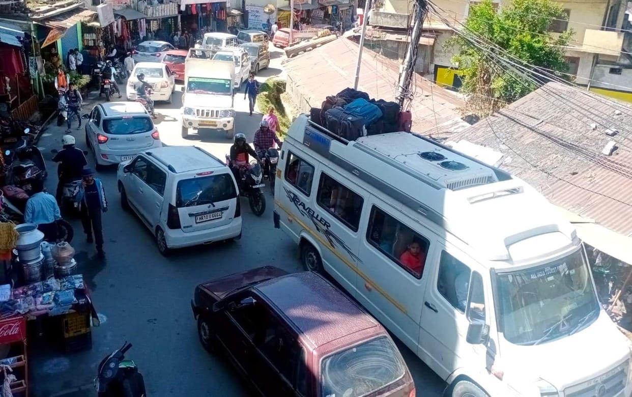 Due to the collapse of the bypass, there is a jam in Joshimath market