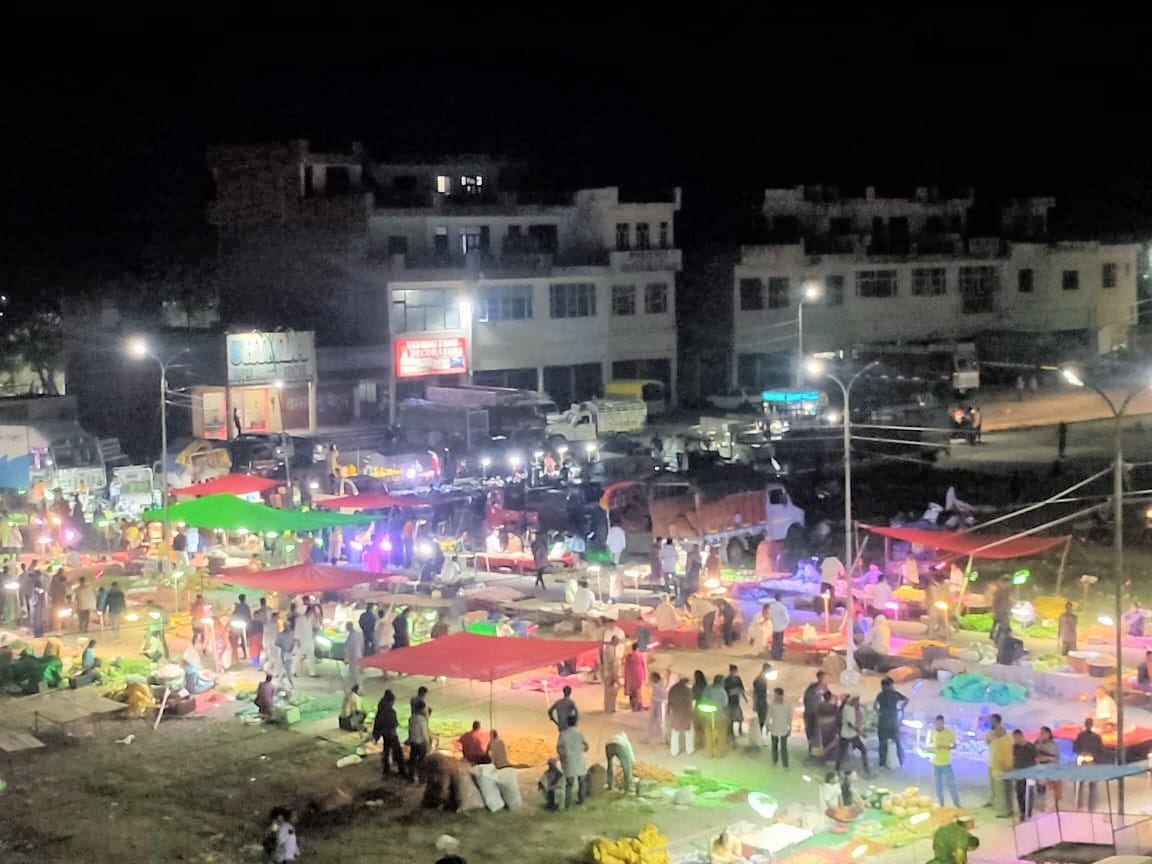 Weekly vegetable market started, people around reached for shopping, who gave orders, do not know