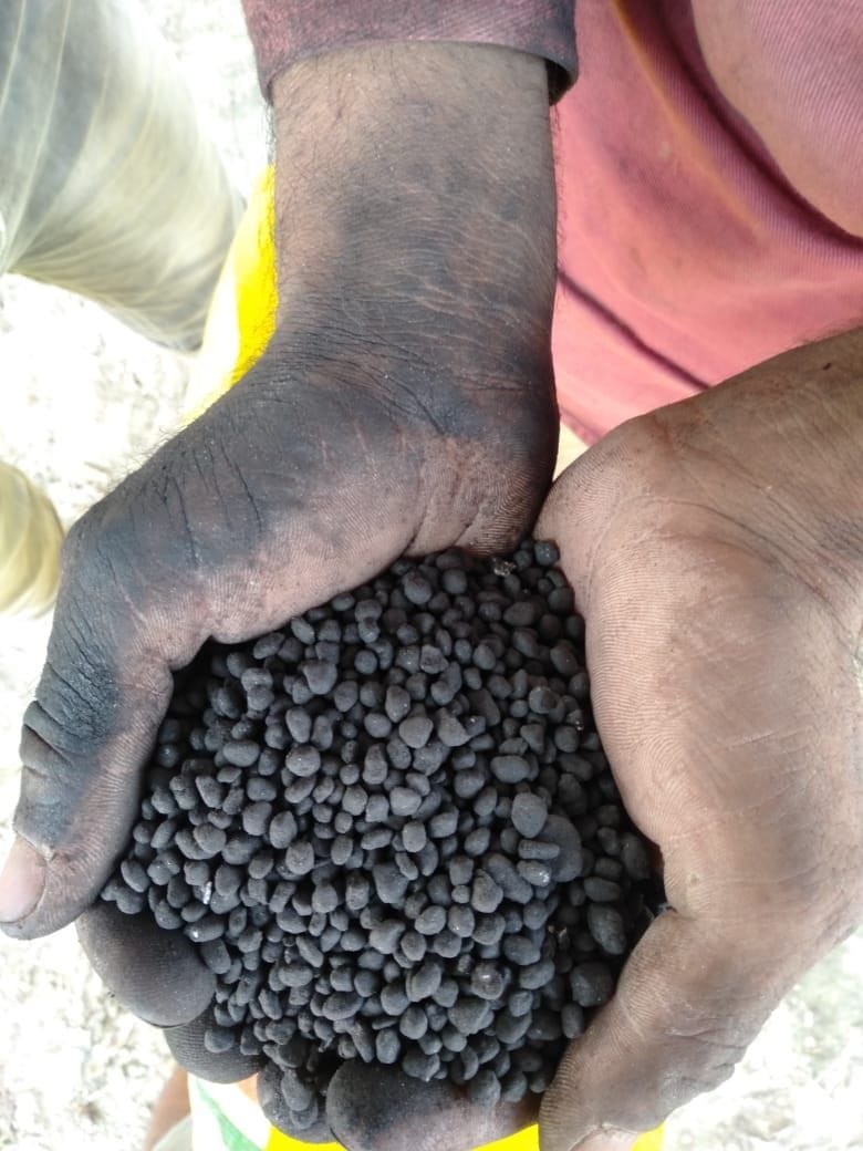 Black soil came out in the sack of manure, District Agriculture Officer raided and sealed the shop