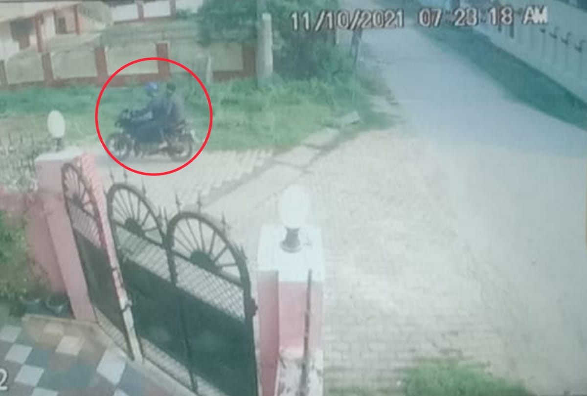 miscreants robbed gold chain from elderly woman and mobile looted from student gorakhpur