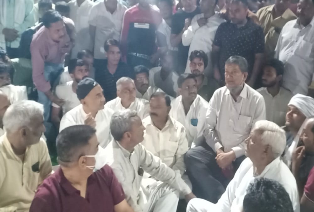 Roorkee News: Harish Rawat sitting on silent Protest at sugar mill gate in Support of Farmers