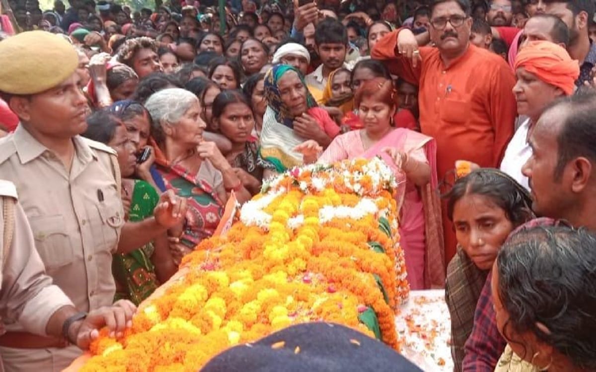 indian Army jawan posted on Ladakh border dies due to cardiac arrest villagers  cried when dead body reached ghazipur