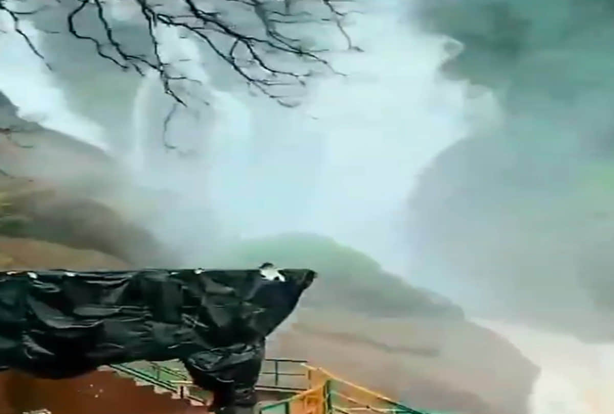 dudhsagar waterfall wonderful view was seen by indian railway video is going viral on social media
