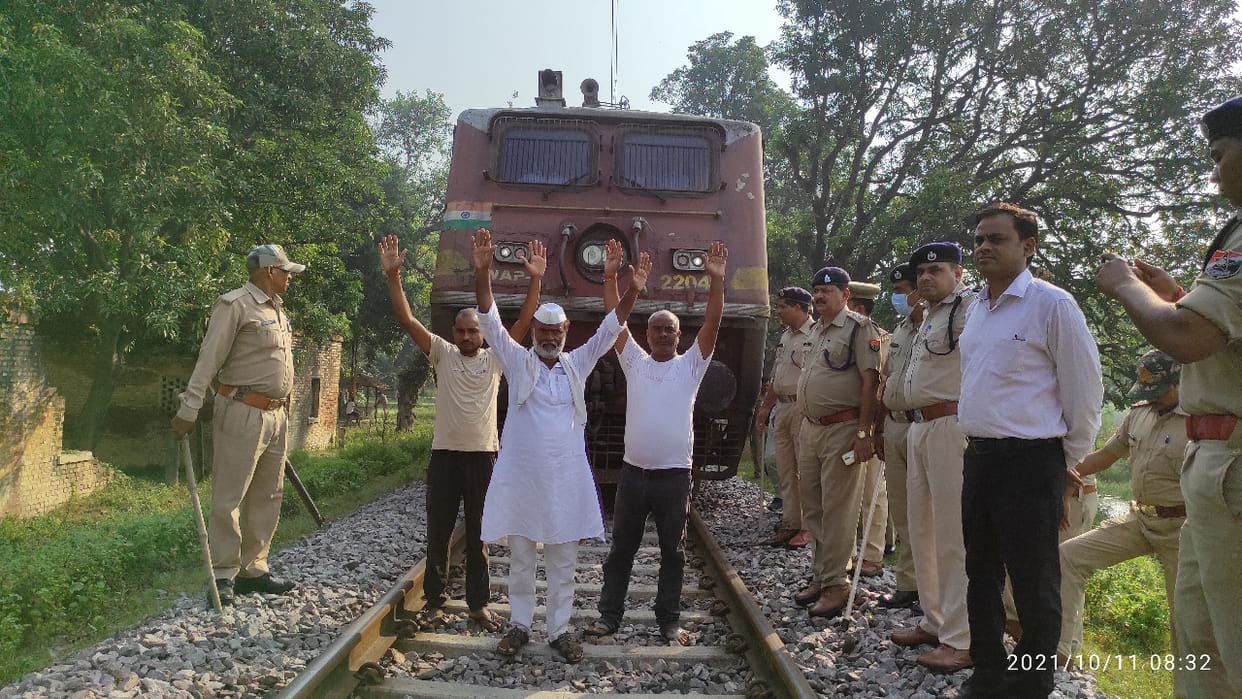AJ passenger train stopped at Jarauna railway station in jaunpur due to timing change and mismanagement