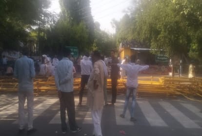 Farmers lock noida authority office and two dozen policemen injured during protest