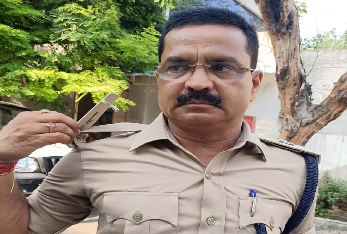 Farmers lock noida authority office and two dozen policemen injured during protest