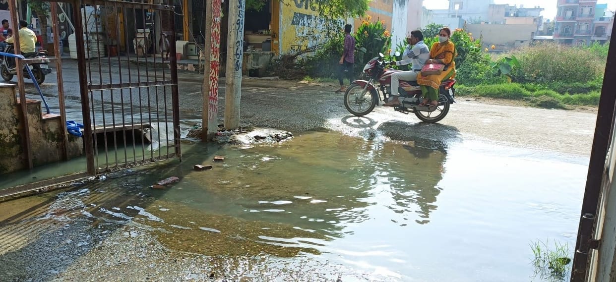 Waterlogging makes life difficult for the people of Gangotri Kunj