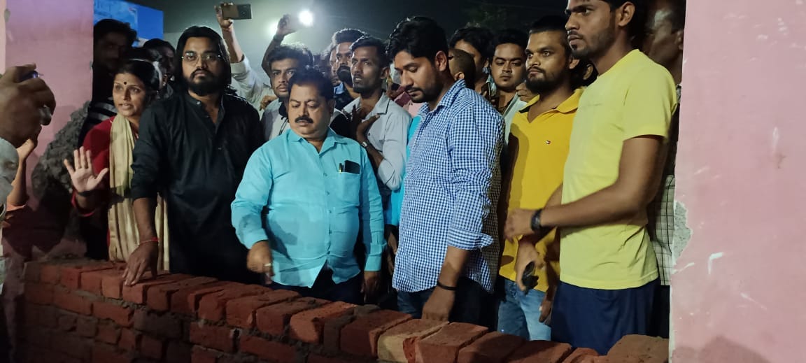 fathepur news,Opposition to the construction of the wall of District Women's Hospital