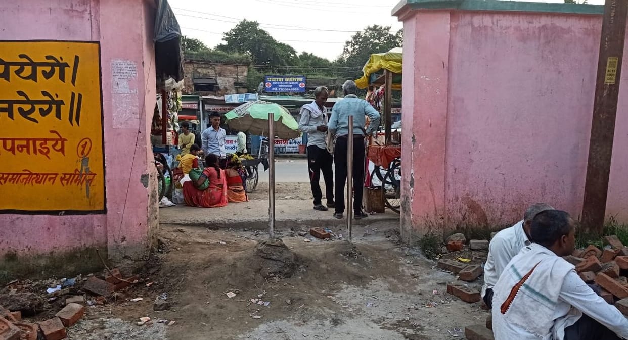 fathepur news,50 sued for demolishing the boundary of the district hospital