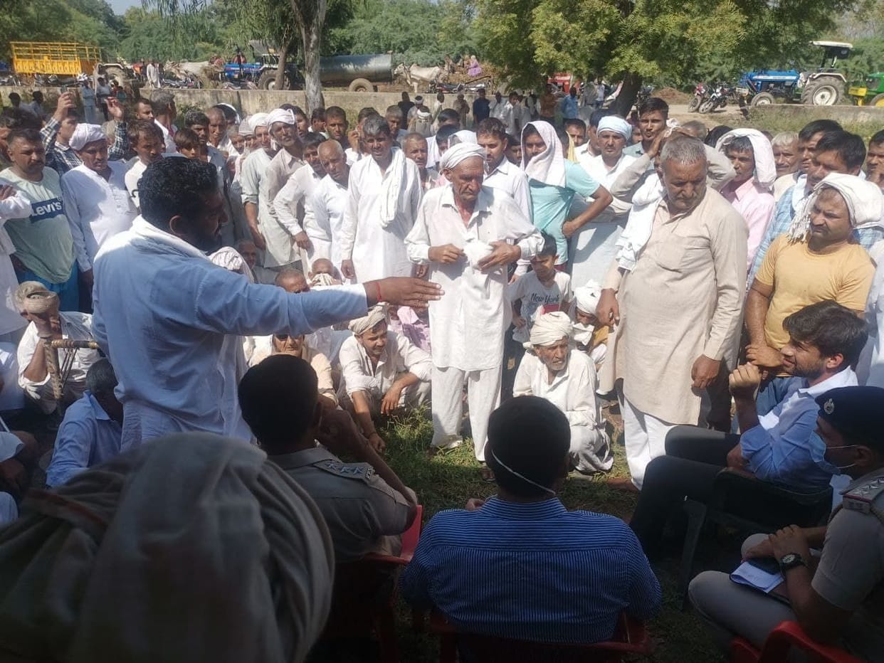 People reached to remove soil from Jind-Rohtak road, got assurance of getting it built in a week