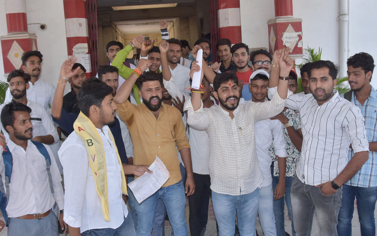 Demonstration of Akhil Bharatiya Vidyarthi Parishad in Jain College